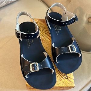 Navy, little girl size 2 sandals. In great shape!